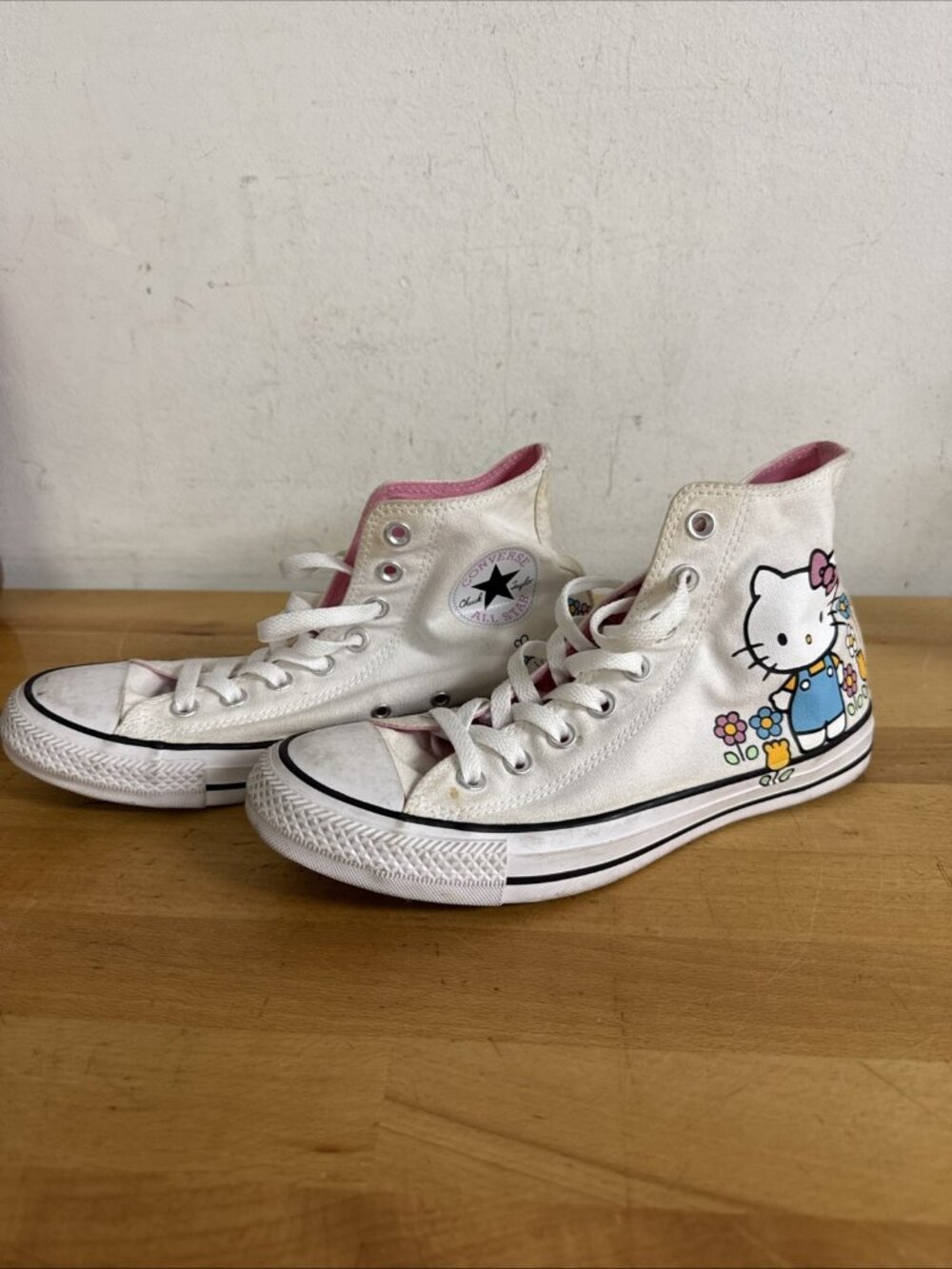 Converse All Star Hello Kitty -Chuck Taylor - White Hi Top Flowers -Womens -Sz 9